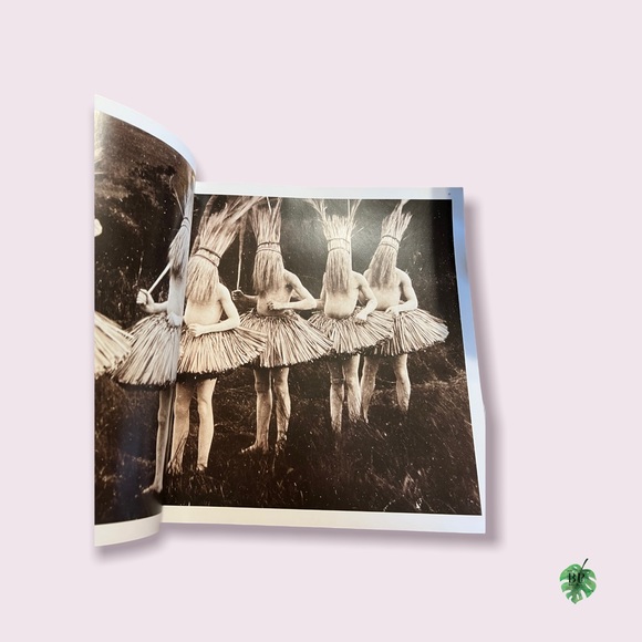 📚 National Geographic Fashion by Cathy Newman - Picture 5 of 7